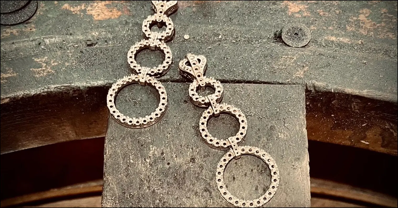 Transforming a piece of jewellery in the workshop